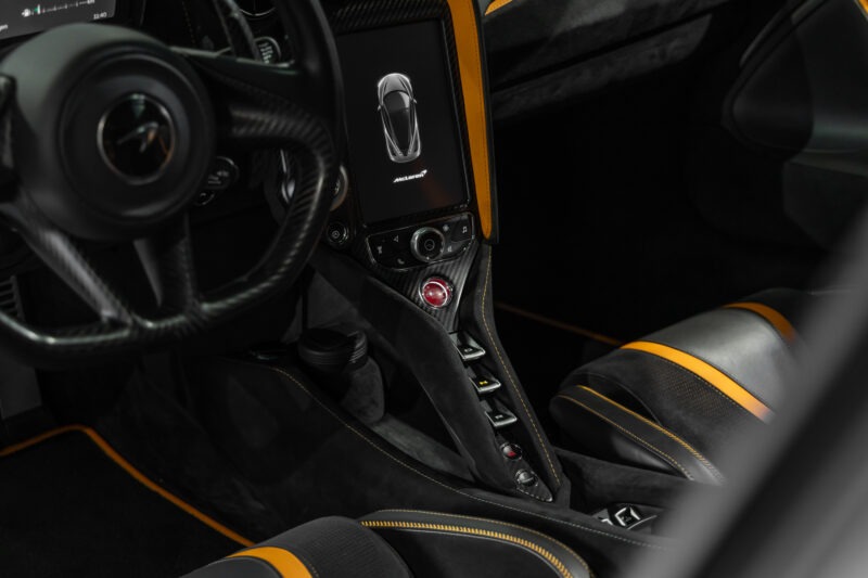 Console centrale avec écran tactile – MCLAREN – 720S Spider – 2019 – Azores Orange – 29 300 km – 720 ch – V8 Bi-Turbo – Transmission : Sequentielle – Origine Allemagne – Privaty Cars – Importation de véhicules de prestige et sportifs à La Rochelle