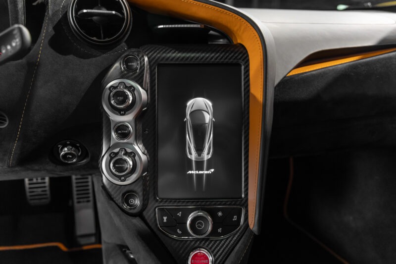 Tableau de bord – MCLAREN – 720S Spider – 2019 – Azores Orange – 29 300 km – 720 ch – V8 Bi-Turbo – Transmission : Sequentielle – Origine Allemagne – Privaty Cars – Recherche personnalisée de modèles MCLAREN proche de Bordeaux