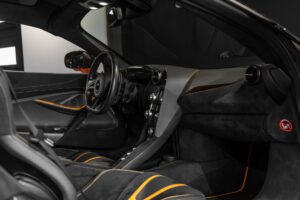 Tableau de bord – MCLAREN – 720S Spider – 2019 – Azores Orange – 29 300 km – 720 ch – V8 Bi-Turbo – Transmission : Sequentielle – Origine Allemagne – Privaty Cars – Spécialiste indépendant Porsche, Ferrari et McLaren proche de Nantes