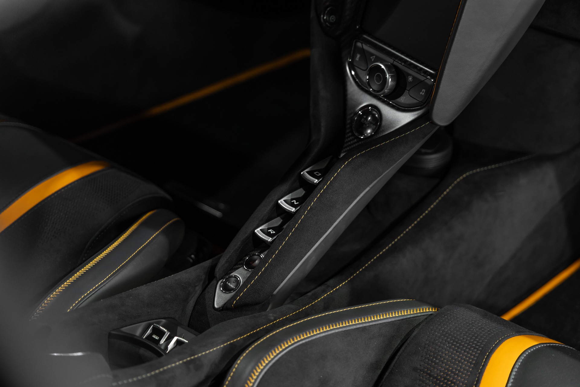 Console centrale avec commandes intégrées – MCLAREN – 720S Spider – 2019 – Azores Orange – 29 300 km – 720 ch – V8 Bi-Turbo – Transmission : Sequentielle – Origine Allemagne – Privaty Cars – Vente de véhicules d’investissement et de collection proche de Bordeaux