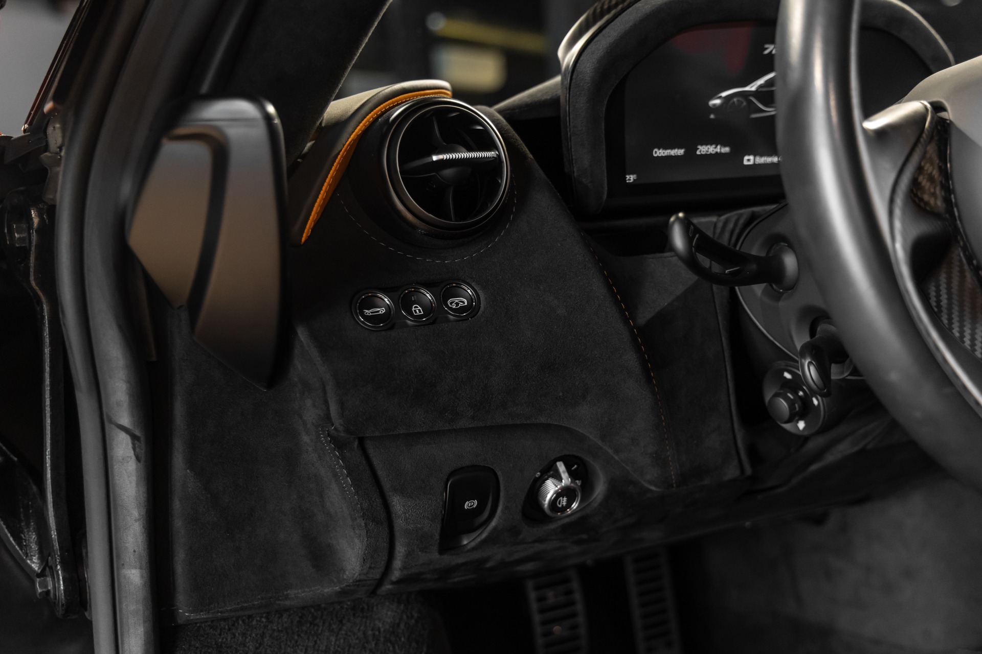 Tableau de bord – MCLAREN – 720S Spider – 2019 – Azores Orange – 29 300 km – 720 ch – V8 Bi-Turbo – Transmission : Sequentielle – Origine Allemagne – Privaty Cars – Spécialiste indépendant Porsche, Ferrari et McLaren en Charente-Maritime