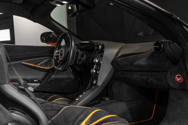 Tableau de bord – MCLAREN – 720S Spider – 2019 – Azores Orange – 29 300 km – 720 ch – V8 Bi-Turbo – Transmission : Sequentielle – Origine Allemagne – Privaty Cars – Spécialiste indépendant Porsche, Ferrari et McLaren proche de Nantes