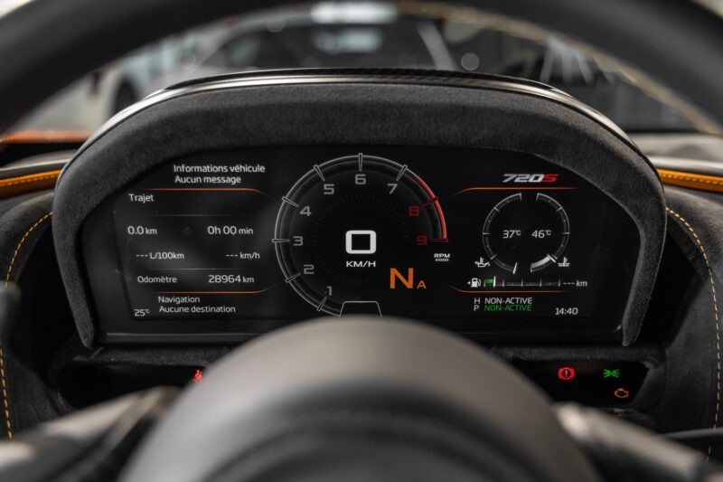 Volant – MCLAREN – 720S Spider – 2019 – Azores Orange – 29 300 km – 720 ch – V8 Bi-Turbo – Transmission : Sequentielle – Origine Allemagne – Privaty Cars – Expert des sportives d’occasion haut de gamme près de Niort