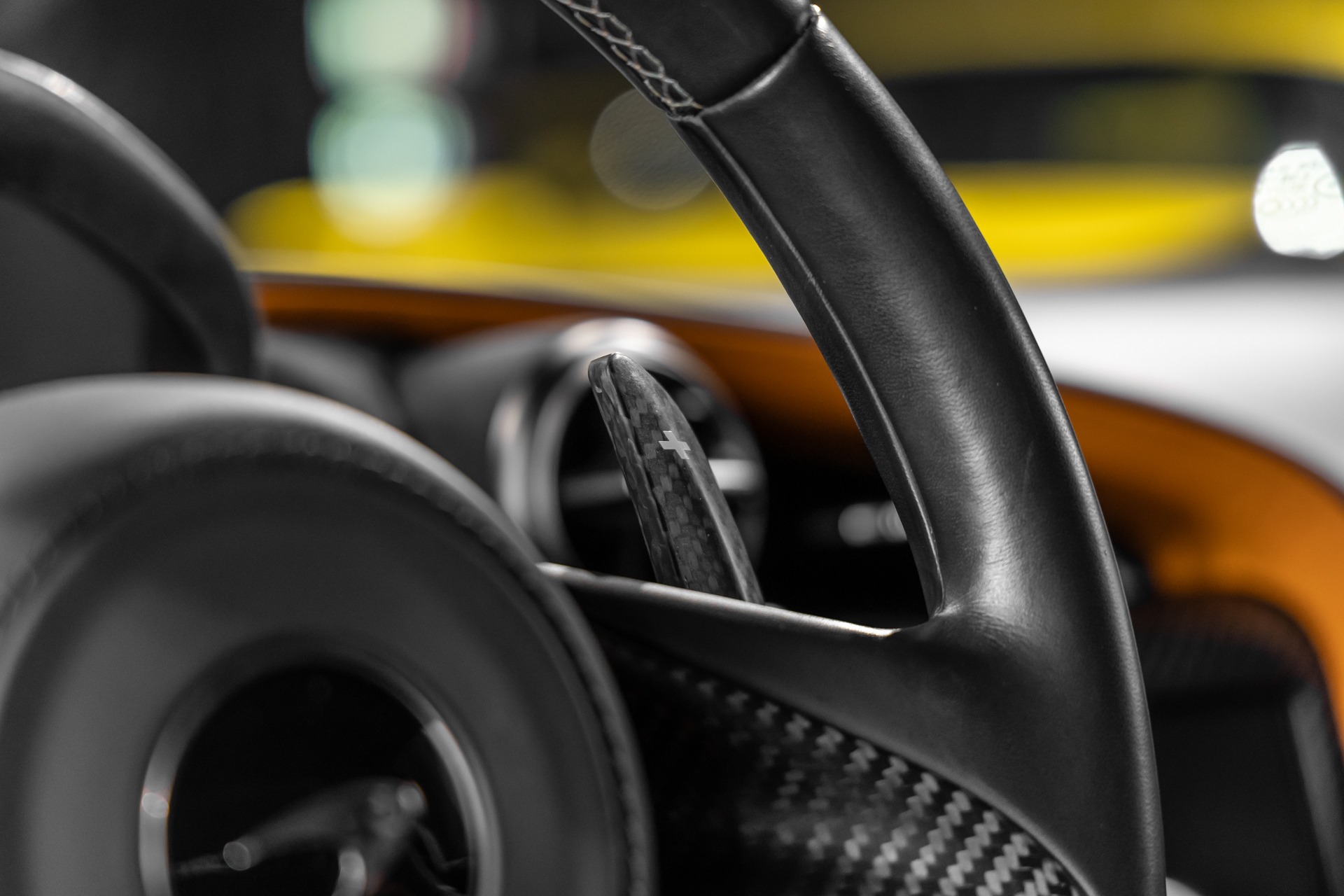 Volant en cuir avec palettes de changement – MCLAREN – 720S Spider – 2019 – Azores Orange – 29 300 km – 720 ch – V8 Bi-Turbo – Transmission : Sequentielle – Origine Allemagne – Privaty Cars – Expertise et vente de modèles Super Sport à La Rochelle