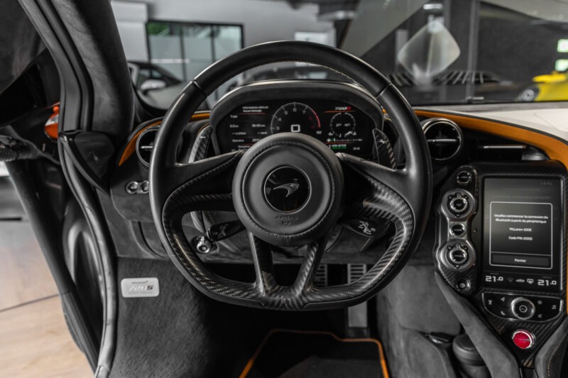 Volant – MCLAREN – 720S Spider – 2019 – Azores Orange – 29 300 km – 720 ch – V8 Bi-Turbo – Transmission : Sequentielle – Origine Allemagne – Privaty Cars – Vente de voitures de prestige d’occasion en Nouvelle-Aquitaine