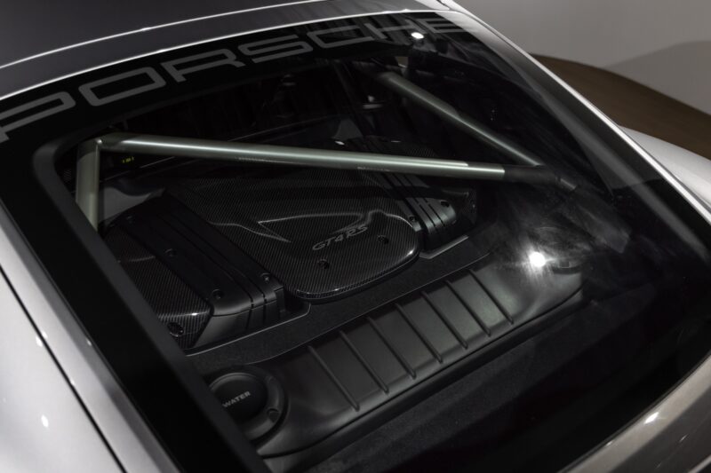 Moteur avec capot en verre – PORSCHE – 718 GT4RS – 2024 – Gris Argent GT – 12 900 km – 500 ch – Flat 6 Atmo – Transmission : Sequentielle – Origine France – Privaty Cars – Conciergerie automobile pour véhicules de sport près de Niort