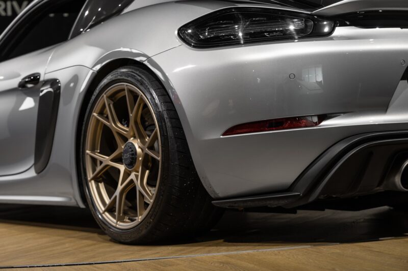 Carrosserie – PORSCHE – 718 GT4RS – 2024 – Gris Argent GT – 12 900 km – 500 ch – Flat 6 Atmo – Transmission : Sequentielle – Origine France – Privaty Cars – Vente de voitures de prestige d’occasion proche de Nantes