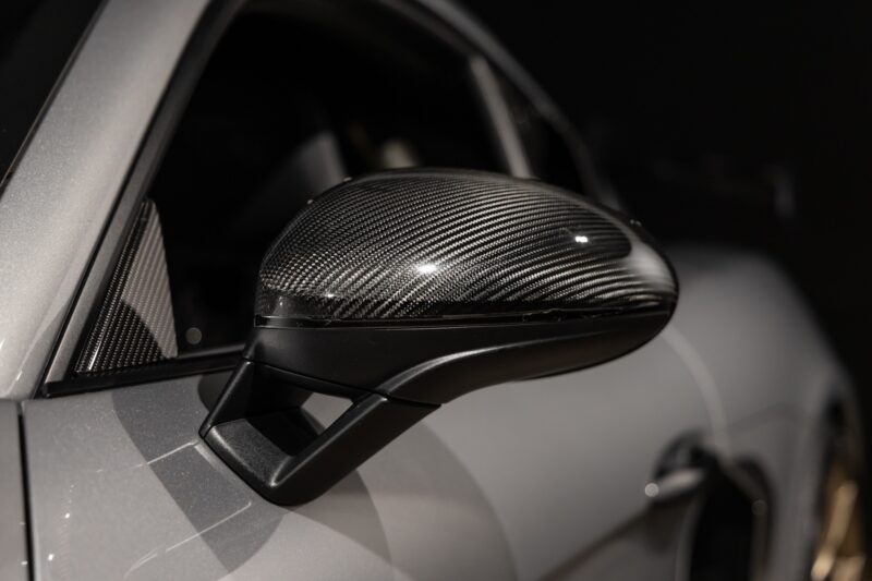 Rétroviseur en carbone – PORSCHE – 718 GT4RS – 2024 – Gris Argent GT – 12 900 km – 500 ch – Flat 6 Atmo – Transmission : Sequentielle – Origine France – Privaty Cars – Rachat cash de voitures de sport d’occasion à 2 heures de Paris en TGV