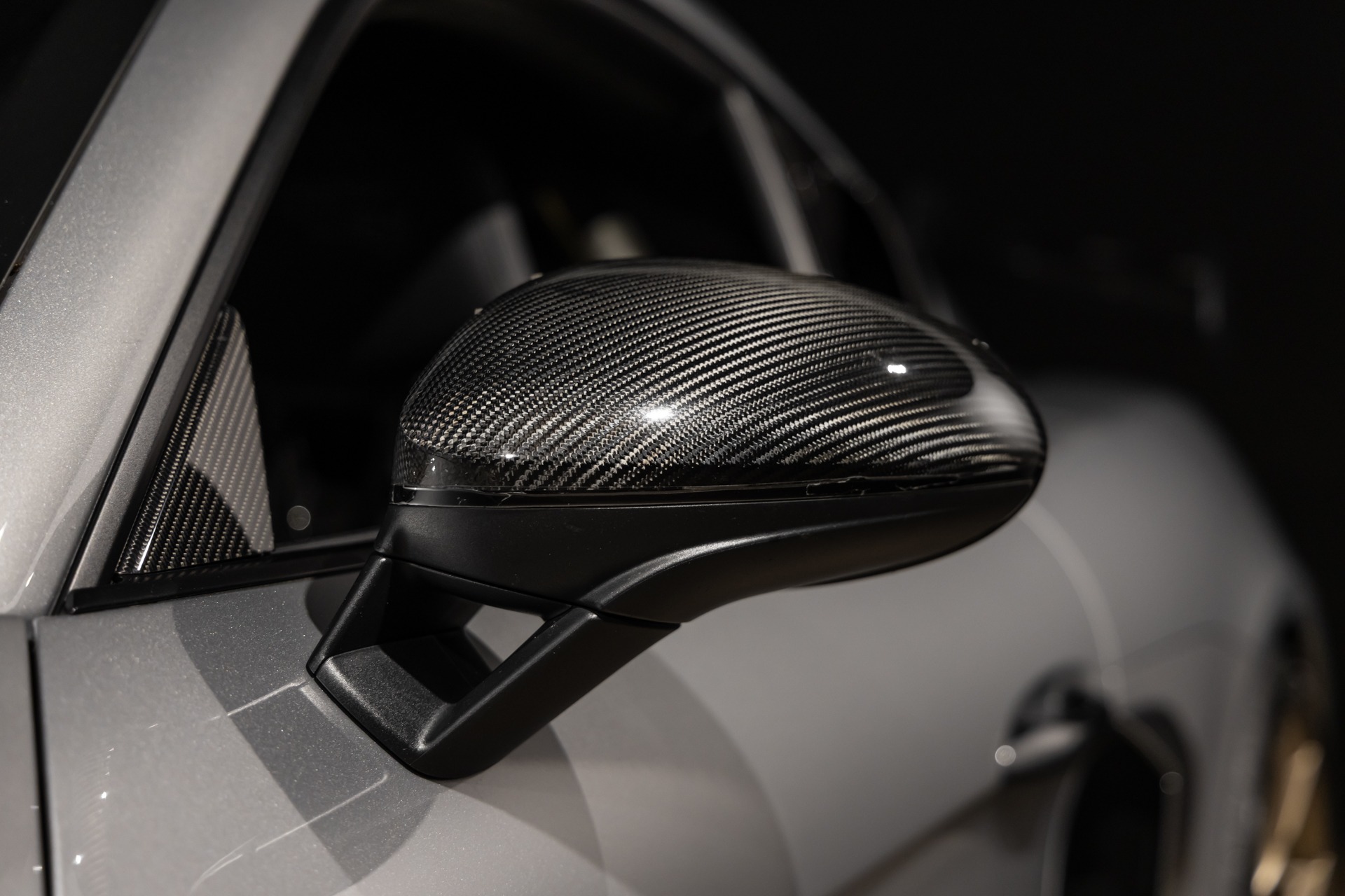 Rétroviseur en carbone – PORSCHE – 718 GT4RS – 2024 – Gris Argent GT – 12 900 km – 500 ch – Flat 6 Atmo – Transmission : Sequentielle – Origine France – Privaty Cars – Rachat cash de voitures de sport d’occasion à 2 heures de Paris en TGV