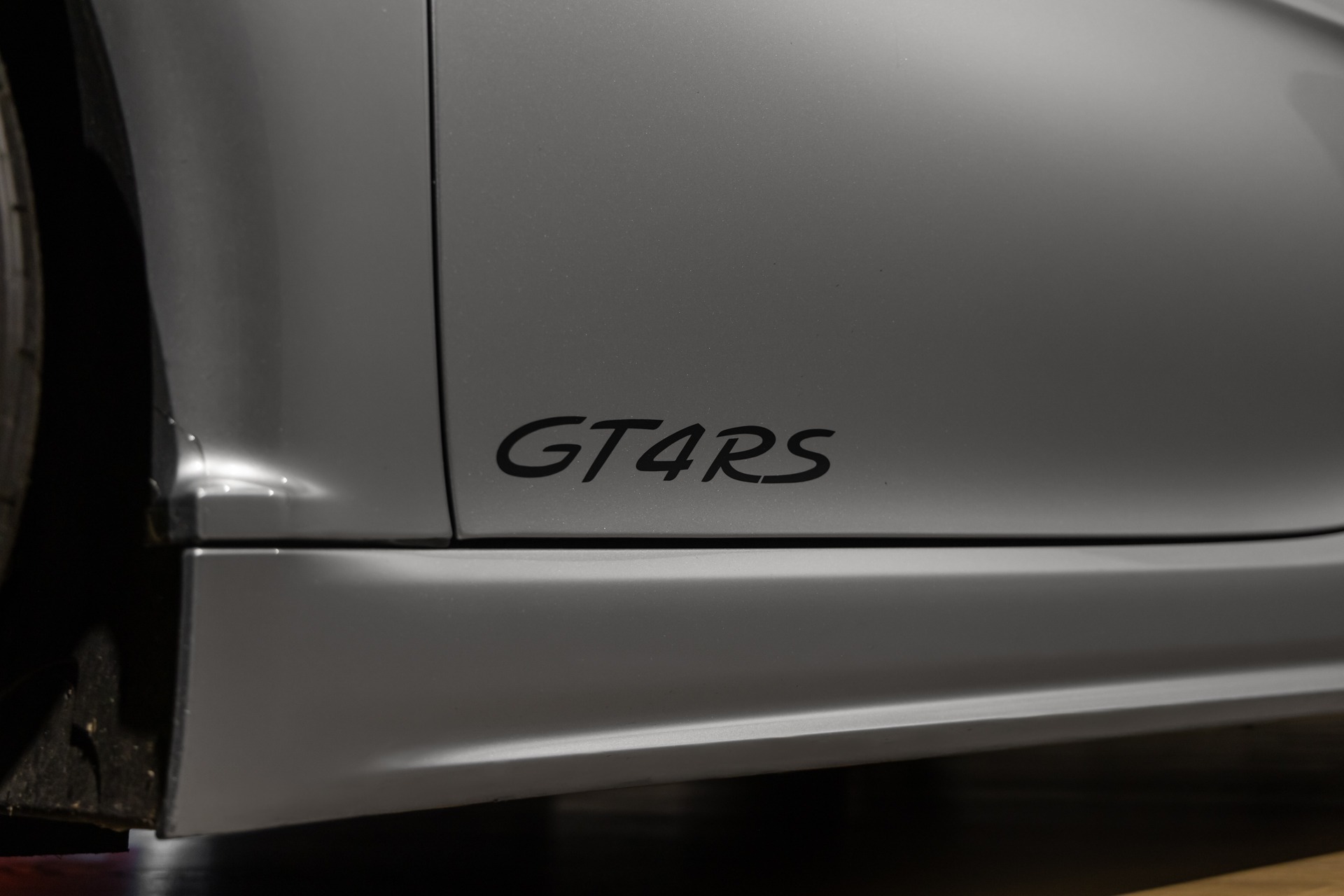 Carrosserie – PORSCHE – 718 GT4RS – 2024 – Gris Argent GT – 12 900 km – 500 ch – Flat 6 Atmo – Transmission : Sequentielle – Origine France – Privaty Cars – Showroom de voitures de sport haut de gamme à La Rochelle