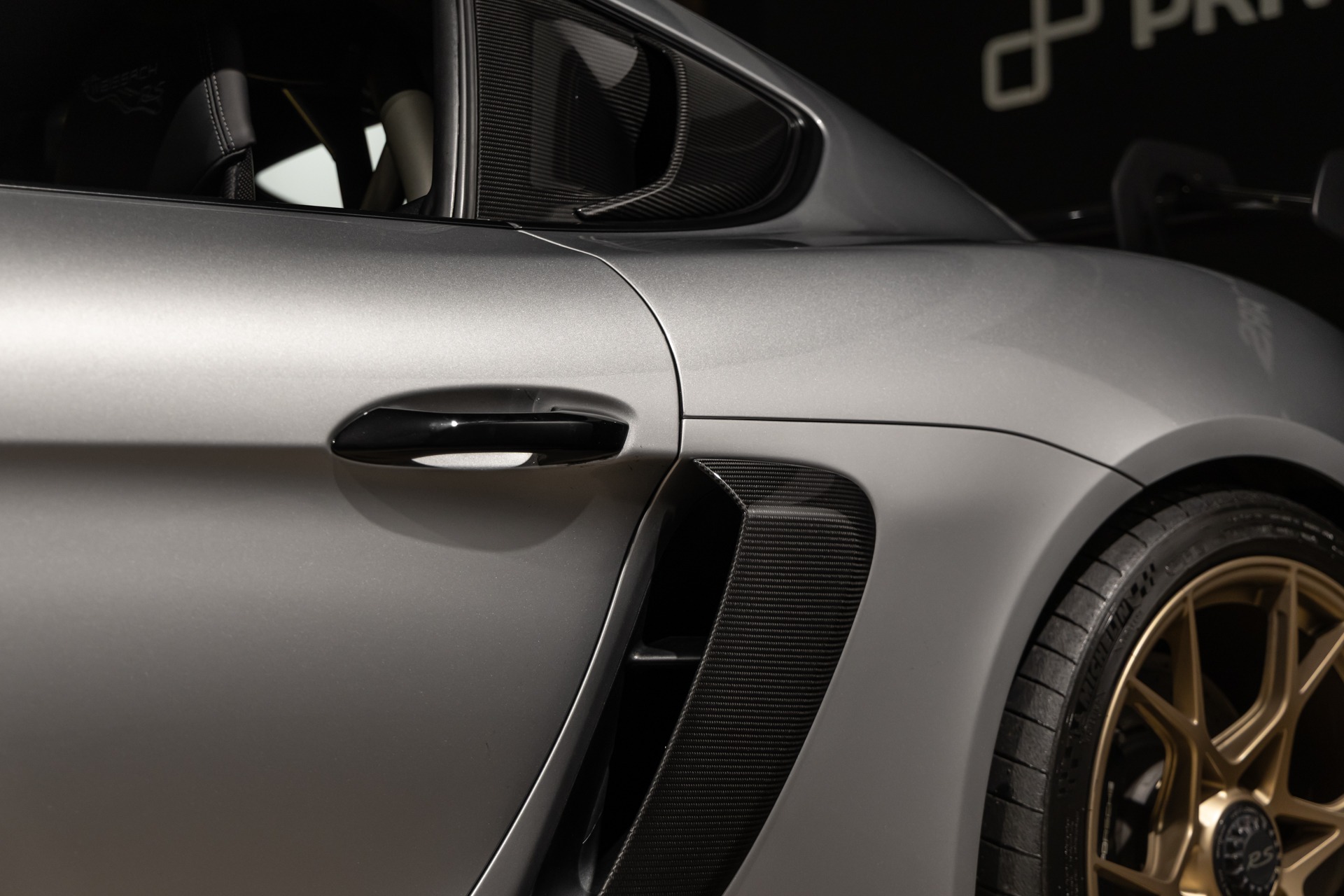 Carrosserie – PORSCHE – 718 GT4RS – 2024 – Gris Argent GT – 12 900 km – 500 ch – Flat 6 Atmo – Transmission : Sequentielle – Origine France – Privaty Cars – Vente de voitures de sport d’occasion dans l’Ouest de la France