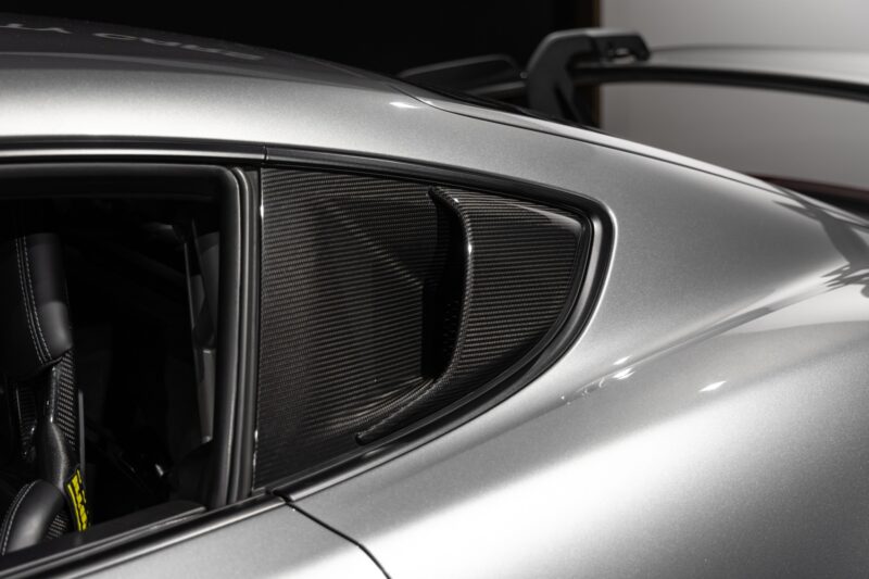 Vitre latérale avec finition carbone – PORSCHE – 718 GT4RS – 2024 – Gris Argent GT – 12 900 km – 500 ch – Flat 6 Atmo – Transmission : Sequentielle – Origine France – Privaty Cars – Dépôt-vente de voitures de sport et véhicules d’exception proche de Nantes