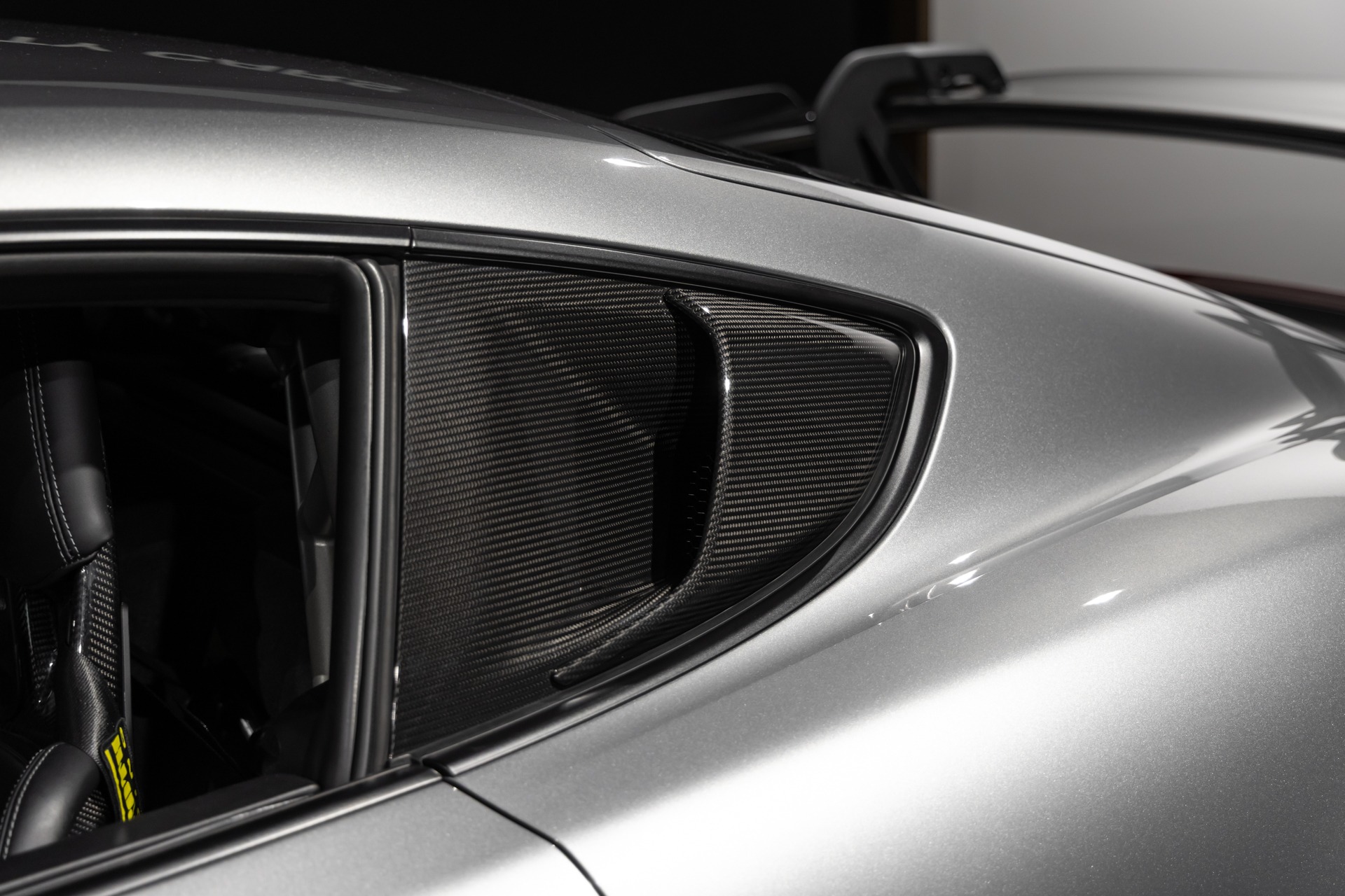 Vitre latérale avec finition carbone – PORSCHE – 718 GT4RS – 2024 – Gris Argent GT – 12 900 km – 500 ch – Flat 6 Atmo – Transmission : Sequentielle – Origine France – Privaty Cars – Dépôt-vente de voitures de sport et véhicules d’exception proche de Nantes