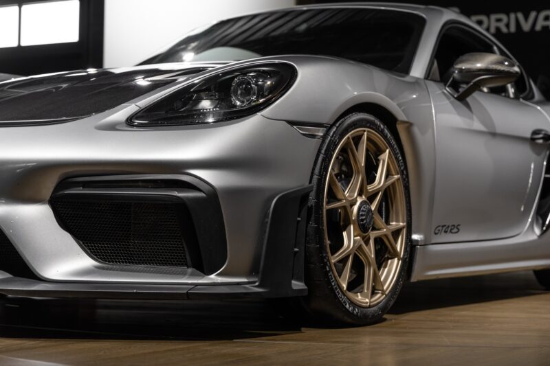 Jante alliage doré avec design étoilé – PORSCHE – 718 GT4RS – 2024 – Gris Argent GT – 12 900 km – 500 ch – Flat 6 Atmo – Transmission : Sequentielle – Origine France – Privaty Cars – Recherche de supercars hors marché à 2 heures de Paris en TGV