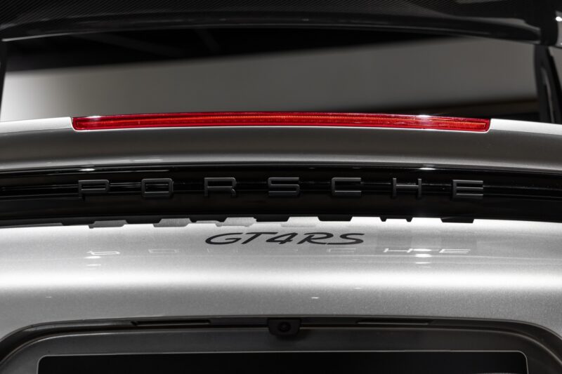 Aileron arrière avec éclairage intégré – PORSCHE – 718 GT4RS – 2024 – Gris Argent GT – 12 900 km – 500 ch – Flat 6 Atmo – Transmission : Sequentielle – Origine France – Privaty Cars – Dépôt-vente de véhicules PORSCHE en Nouvelle-Aquitaine