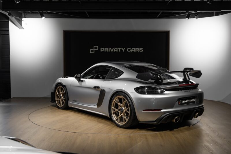 Aileron arrière avec double sortie d'échappement – PORSCHE – 718 GT4RS – 2024 – Gris Argent GT – 12 900 km – 500 ch – Flat 6 Atmo – Transmission : Sequentielle – Origine France – Privaty Cars – Spécialiste PORSCHE d’occasion à La Rochelle