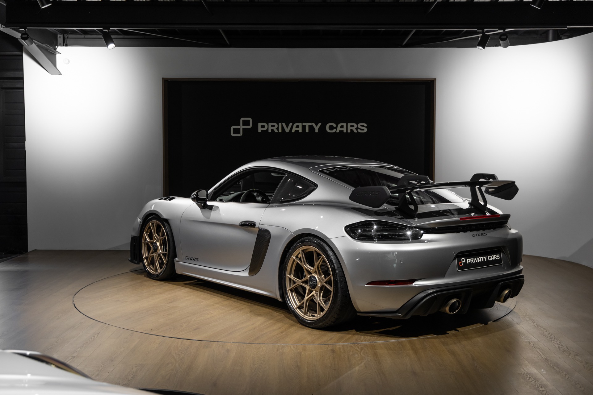Aileron arrière avec double sortie d'échappement – PORSCHE – 718 GT4RS – 2024 – Gris Argent GT – 12 900 km – 500 ch – Flat 6 Atmo – Transmission : Sequentielle – Origine France – Privaty Cars – Spécialiste PORSCHE d’occasion à La Rochelle