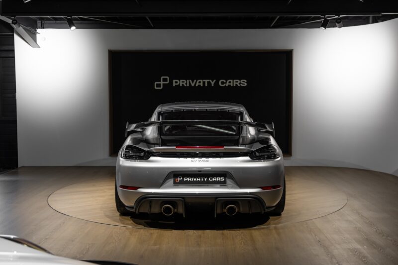 Aileron arrière en carbone – PORSCHE – 718 GT4RS – 2024 – Gris Argent GT – 12 900 km – 500 ch – Flat 6 Atmo – Transmission : Sequentielle – Origine France – Privaty Cars – Recherche de supercars hors marché dans l’Ouest de la France