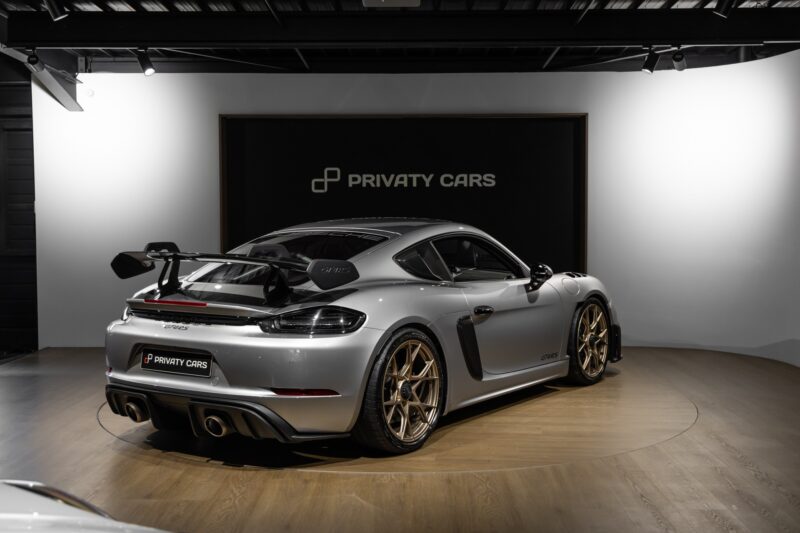 Aileron arrière avec support intégré – PORSCHE – 718 GT4RS – 2024 – Gris Argent GT – 12 900 km – 500 ch – Flat 6 Atmo – Transmission : Sequentielle – Origine France – Privaty Cars – Reprise de voitures de sport et collection à La Rochelle