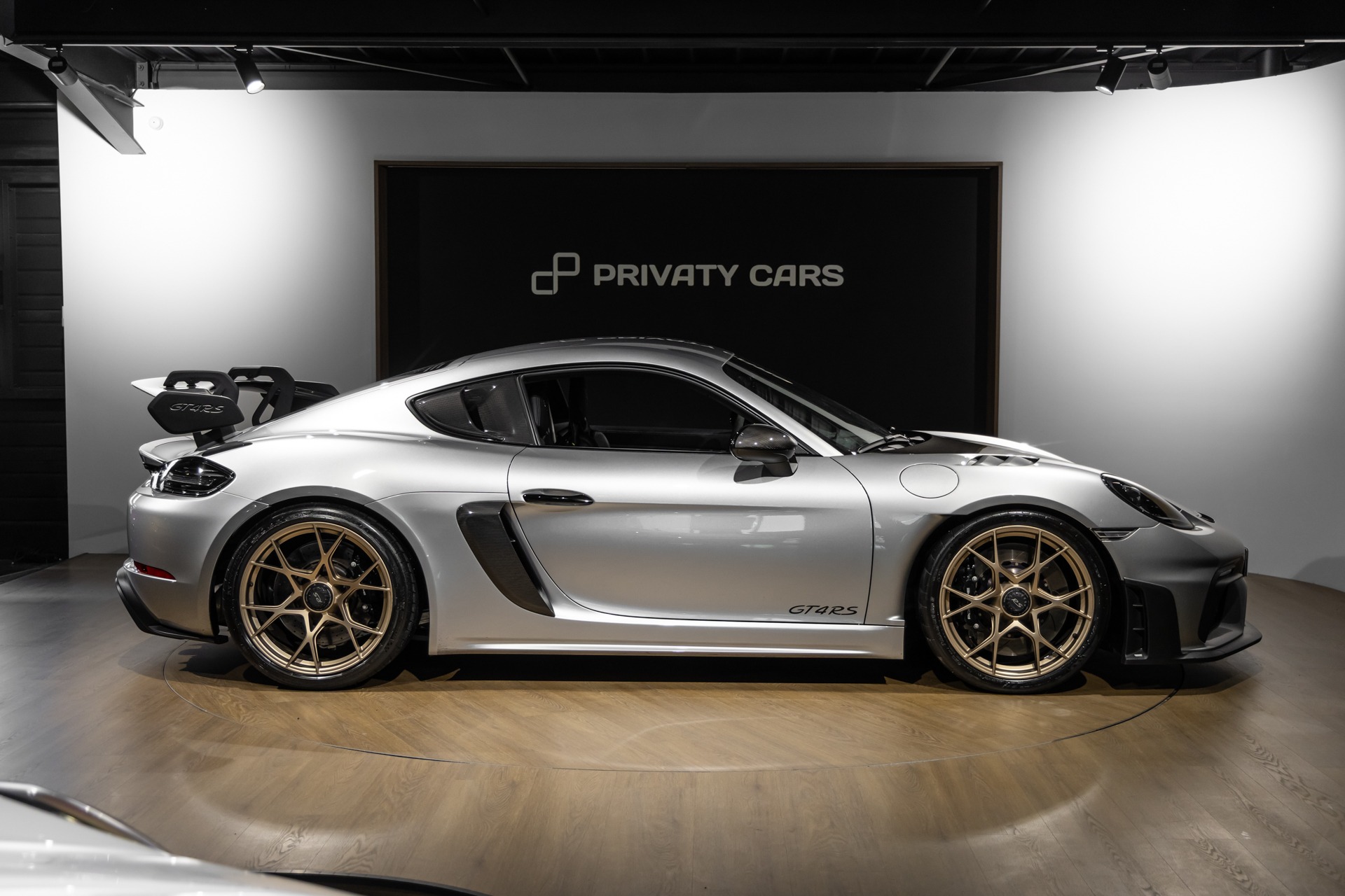 Jante alliage doré avec rayons fins – PORSCHE – 718 GT4RS – 2024 – Gris Argent GT – 12 900 km – 500 ch – Flat 6 Atmo – Transmission : Sequentielle – Origine France – Privaty Cars – Showroom de voitures de sport haut de gamme proche de Nantes