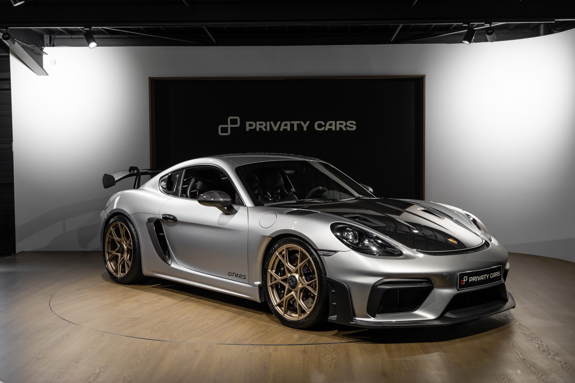 Vue latérale avec jantes dorées – PORSCHE – 718 GT4RS – 2024 – Gris Argent GT – 12 900 km – 500 ch – Flat 6 Atmo – Transmission : Sequentielle – Origine France – Privaty Cars – Rachat express de supercars et hypercars près de Poitiers