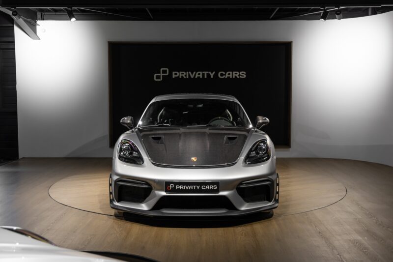 Vue avant avec capot en carbone – PORSCHE – 718 GT4RS – 2024 – Gris Argent GT – 12 900 km – 500 ch – Flat 6 Atmo – Transmission : Sequentielle – Origine France – Privaty Cars – Estimation et rachat de véhicules haut de gamme à 2 heures de Paris en TGV