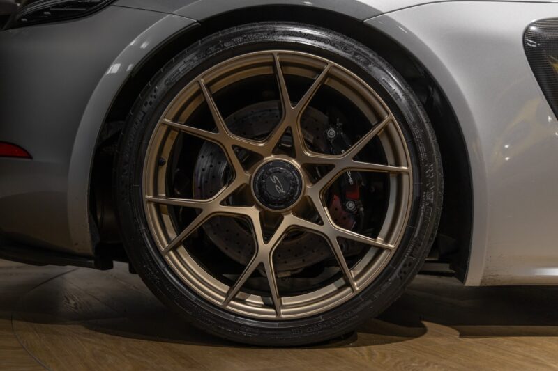 Jantes en alliage doré – PORSCHE – 718 GT4RS – 2024 – Gris Argent GT – 12 900 km – 500 ch – Flat 6 Atmo – Transmission : Sequentielle – Origine France – Privaty Cars – Courtage automobile PORSCHE entre Bordeaux et Nantes