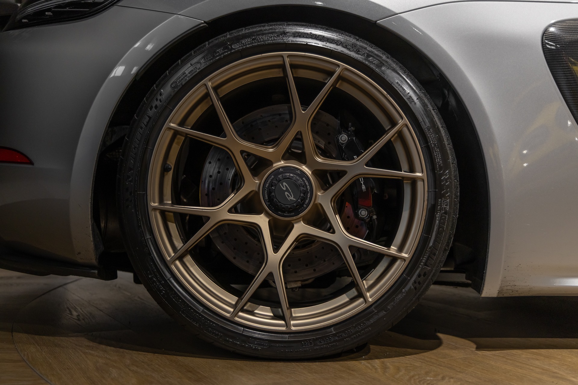 Jantes en alliage doré – PORSCHE – 718 GT4RS – 2024 – Gris Argent GT – 12 900 km – 500 ch – Flat 6 Atmo – Transmission : Sequentielle – Origine France – Privaty Cars – Courtage automobile PORSCHE entre Bordeaux et Nantes