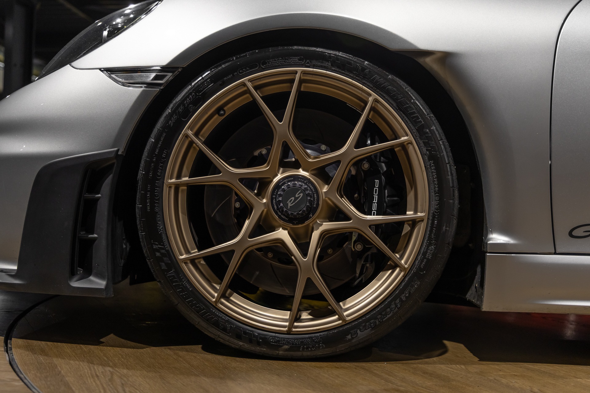 Jantes – PORSCHE – 718 GT4RS – 2024 – Gris Argent GT – 12 900 km – 500 ch – Flat 6 Atmo – Transmission : Sequentielle – Origine France – Privaty Cars – Négoce de véhicules GT et sportives d’exception en Nouvelle-Aquitaine