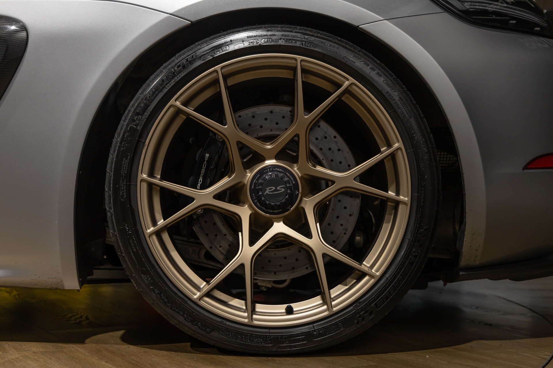 Jantes – PORSCHE – 718 GT4RS – 2024 – Gris Argent GT – 12 900 km – 500 ch – Flat 6 Atmo – Transmission : Sequentielle – Origine France – Privaty Cars – Expert des voitures de prestige d’occasion en Charente-Maritime