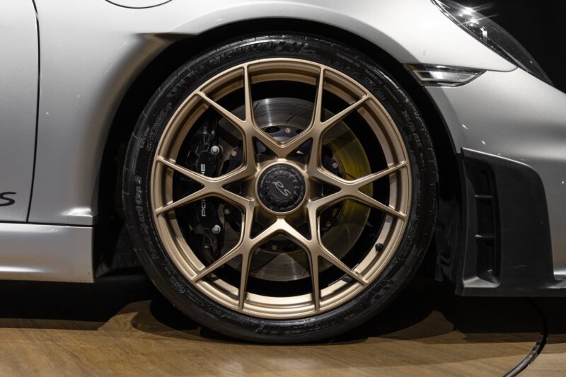 Jantes – PORSCHE – 718 GT4RS – 2024 – Gris Argent GT – 12 900 km – 500 ch – Flat 6 Atmo – Transmission : Sequentielle – Origine France – Privaty Cars – Spécialiste indépendant Porsche, Ferrari et McLaren dans l’Ouest de la France