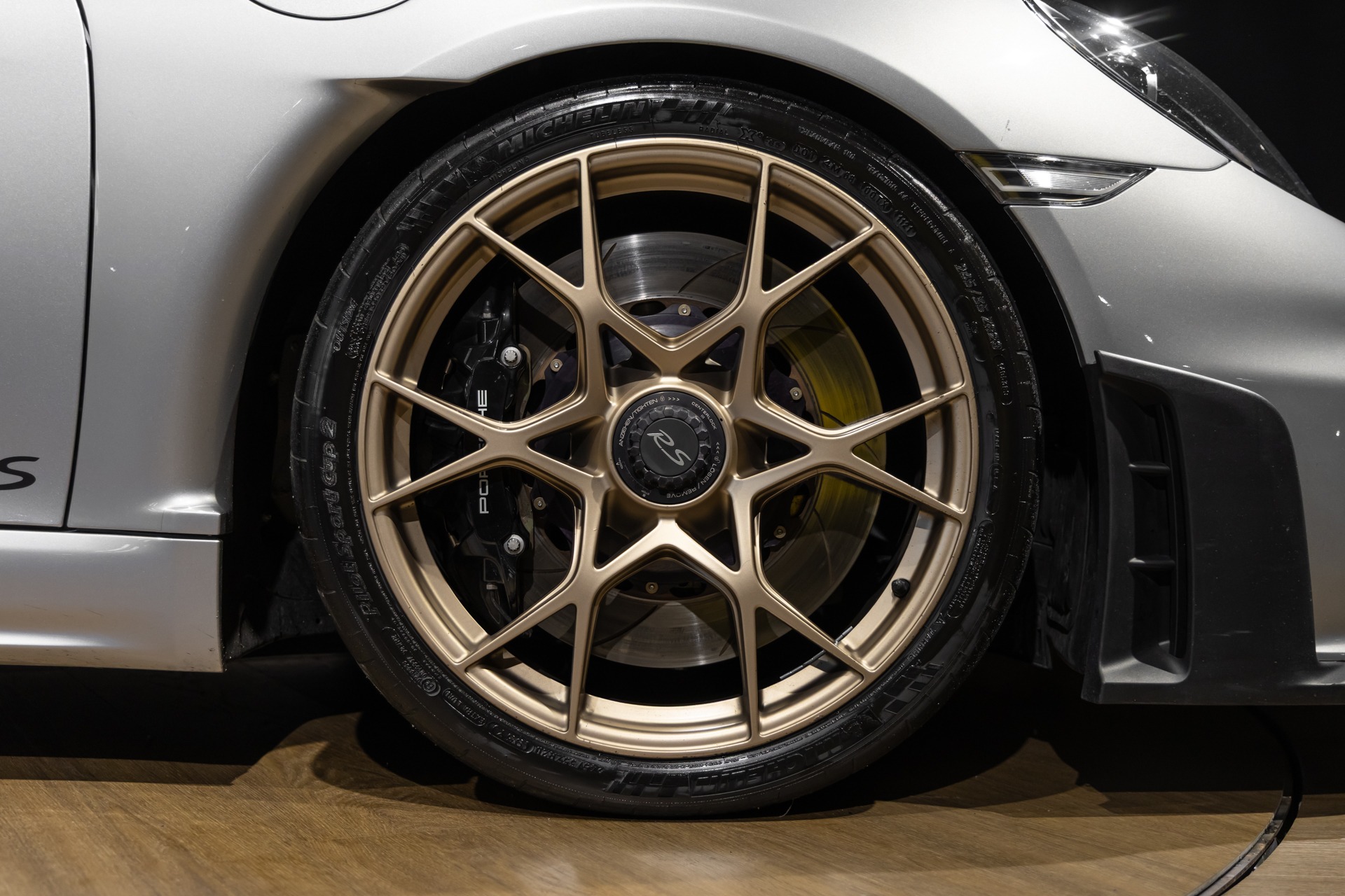 Jantes – PORSCHE – 718 GT4RS – 2024 – Gris Argent GT – 12 900 km – 500 ch – Flat 6 Atmo – Transmission : Sequentielle – Origine France – Privaty Cars – Spécialiste indépendant Porsche, Ferrari et McLaren dans l’Ouest de la France