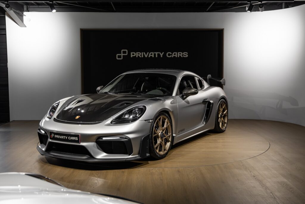 À vendre – PORSCHE – 718 GT4RS – 2024 – Gris Argent GT – 12 900 km – 500 ch – Flat 6 Atmo – Transmission : Sequentielle – Photo principale – Origine France – Privaty Cars – Recherche personnalisée de modèles PORSCHE proche de Nantes