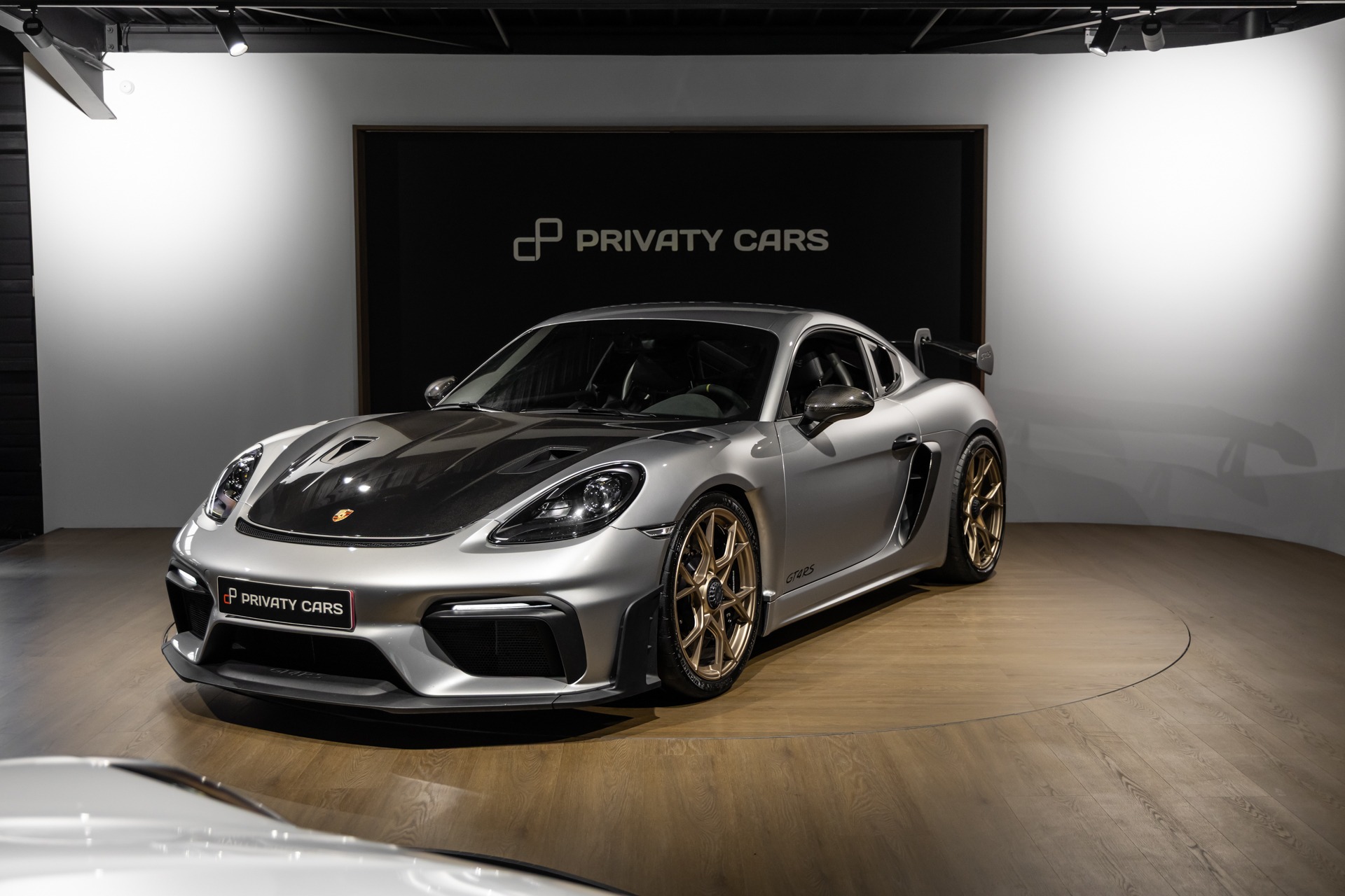 À vendre – PORSCHE – 718 GT4RS – 2024 – Gris Argent GT – 12 900 km – 500 ch – Flat 6 Atmo – Transmission : Sequentielle – Photo principale – Origine France – Privaty Cars – Recherche personnalisée de modèles PORSCHE proche de Nantes