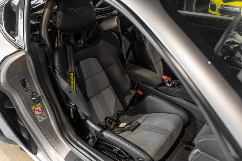 Sièges – PORSCHE – 718 GT4RS – 2024 – Gris Argent GT – 12 900 km – 500 ch – Flat 6 Atmo – Transmission : Sequentielle – Origine France – Privaty Cars – Achat et vente de supercars d’occasion près de Niort