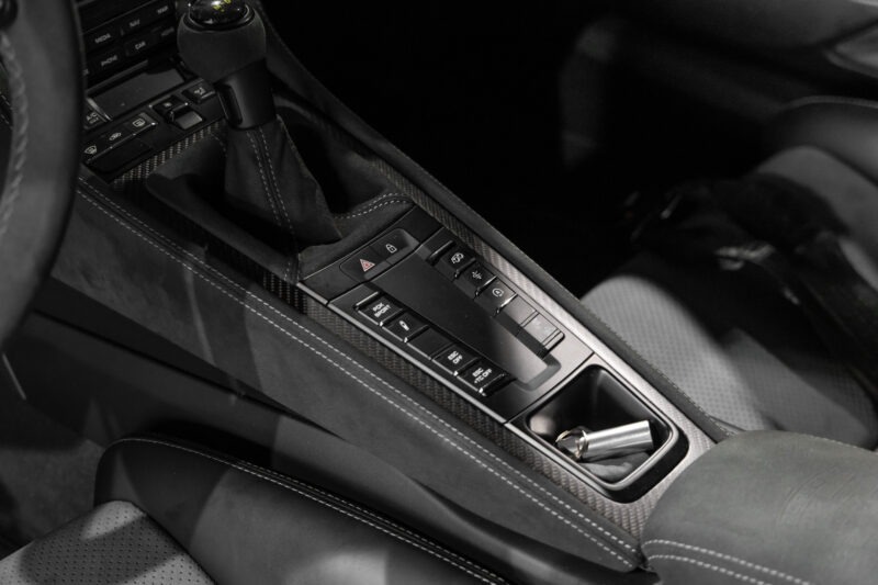 Console centrale avec commandes intégrées – PORSCHE – 718 GT4RS – 2024 – Gris Argent GT – 12 900 km – 500 ch – Flat 6 Atmo – Transmission : Sequentielle – Origine France – Privaty Cars – Commerce de voitures de sport luxe et premium proche de Nantes