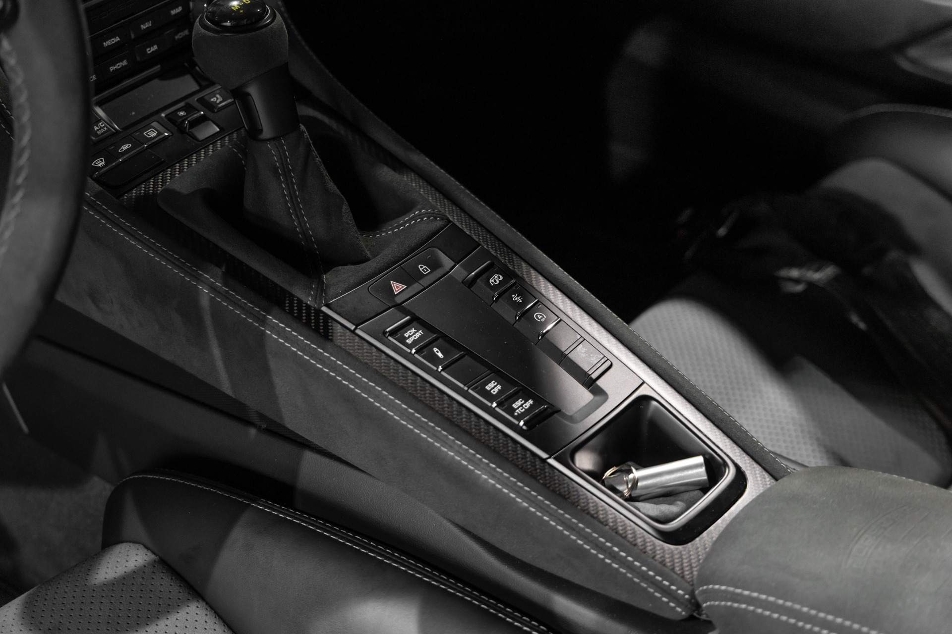 Console centrale avec commandes intégrées – PORSCHE – 718 GT4RS – 2024 – Gris Argent GT – 12 900 km – 500 ch – Flat 6 Atmo – Transmission : Sequentielle – Origine France – Privaty Cars – Commerce de voitures de sport luxe et premium proche de Nantes