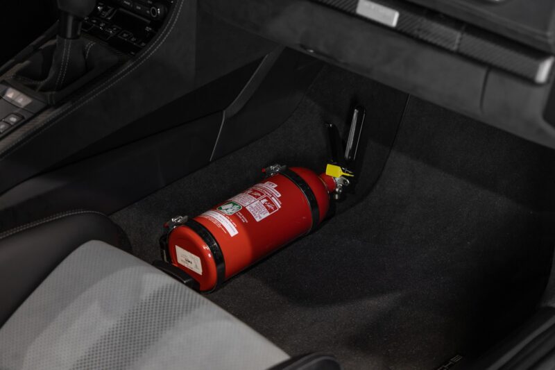 Extincteur de sécurité rouge – PORSCHE – 718 GT4RS – 2024 – Gris Argent GT – 12 900 km – 500 ch – Flat 6 Atmo – Transmission : Sequentielle – Origine France – Privaty Cars – Reprise de voitures de sport et collection en Nouvelle-Aquitaine