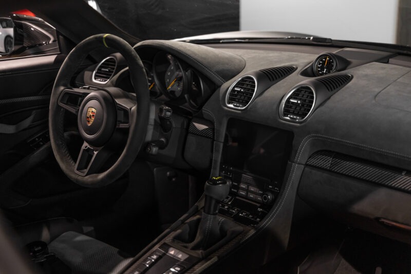 Tableau de bord – PORSCHE – 718 GT4RS – 2024 – Gris Argent GT – 12 900 km – 500 ch – Flat 6 Atmo – Transmission : Sequentielle – Origine France – Privaty Cars – Dépôt-vente sécurisé de véhicules de prestige à 2 heures de Paris en TGV
