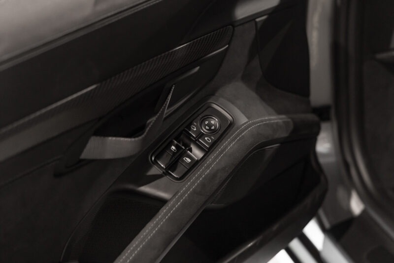 Panneau de porte avec commandes électriques – PORSCHE – 718 GT4RS – 2024 – Gris Argent GT – 12 900 km – 500 ch – Flat 6 Atmo – Transmission : Sequentielle – Origine France – Privaty Cars – Recherche personnalisée de voitures de sport d’occasion à La Rochelle