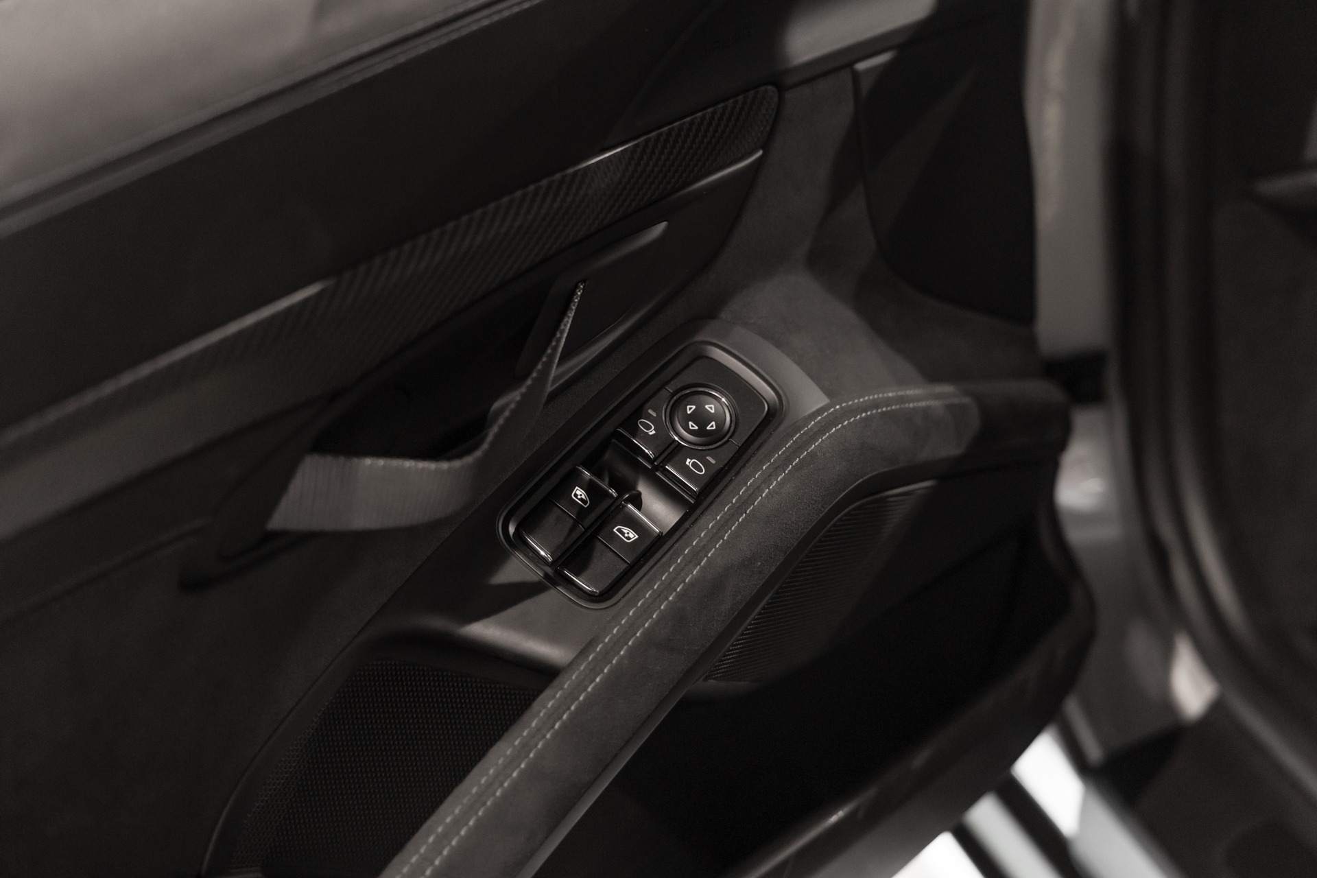 Panneau de porte avec commandes électriques – PORSCHE – 718 GT4RS – 2024 – Gris Argent GT – 12 900 km – 500 ch – Flat 6 Atmo – Transmission : Sequentielle – Origine France – Privaty Cars – Recherche personnalisée de voitures de sport d’occasion à La Rochelle