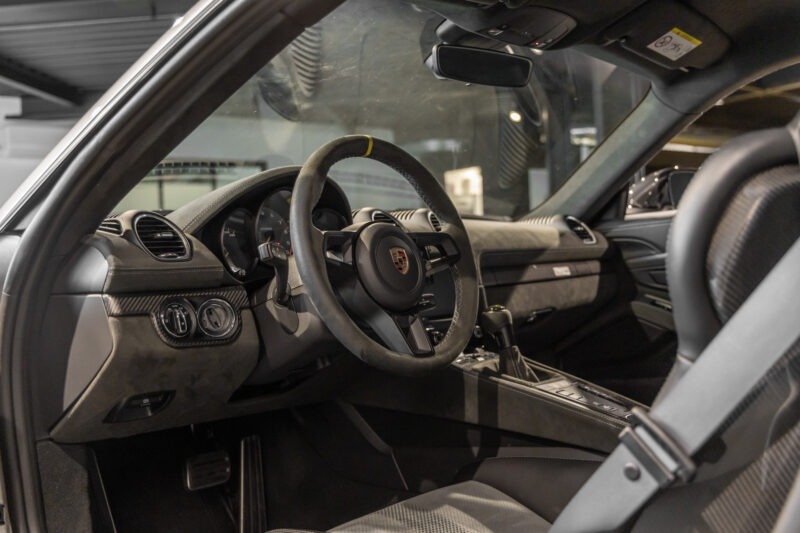 Tableau de bord – PORSCHE – 718 GT4RS – 2024 – Gris Argent GT – 12 900 km – 500 ch – Flat 6 Atmo – Transmission : Sequentielle – Origine France – Privaty Cars – Showroom de voitures de sport haut de gamme en Charente-Maritime