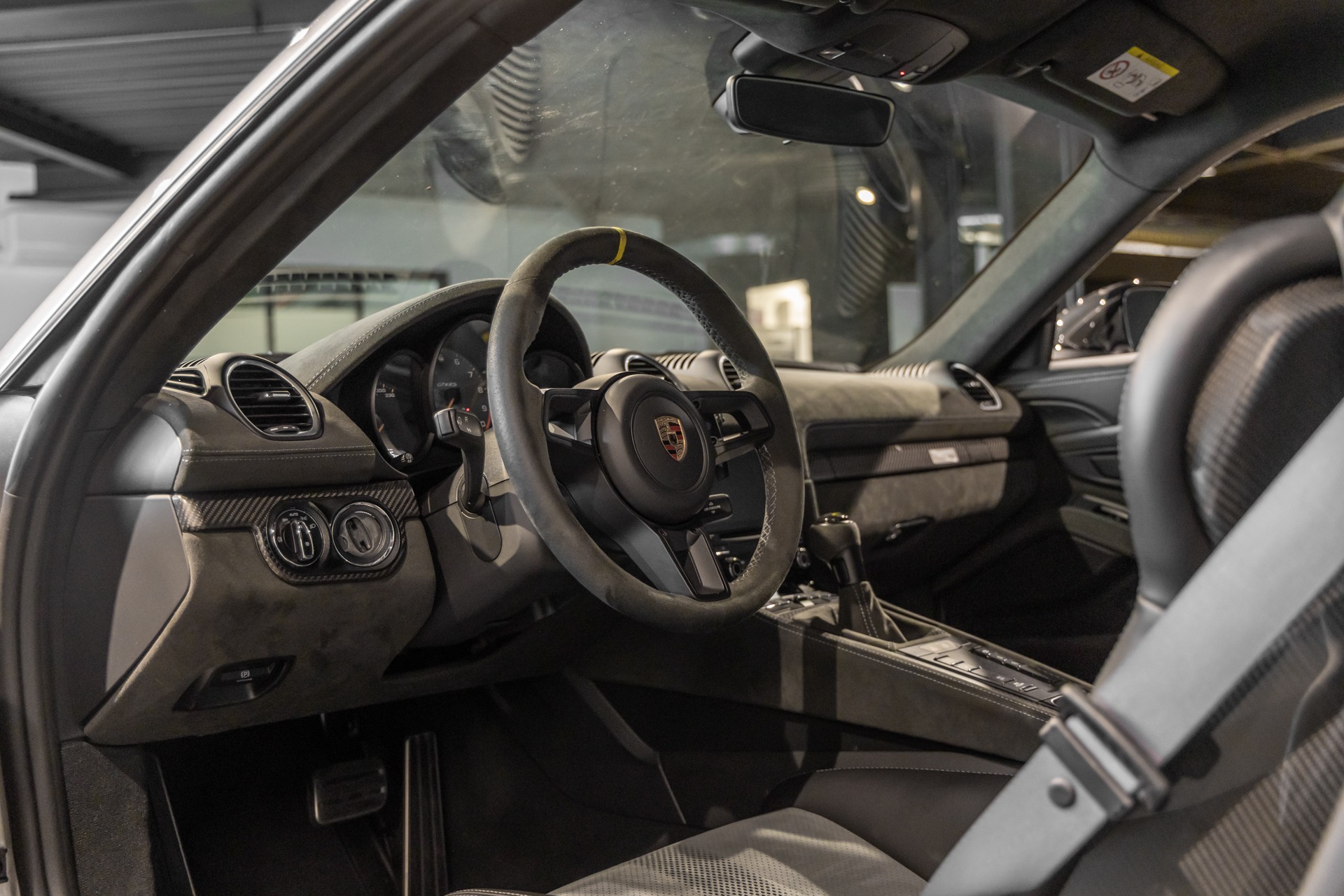 Tableau de bord – PORSCHE – 718 GT4RS – 2024 – Gris Argent GT – 12 900 km – 500 ch – Flat 6 Atmo – Transmission : Sequentielle – Origine France – Privaty Cars – Showroom de voitures de sport haut de gamme en Charente-Maritime