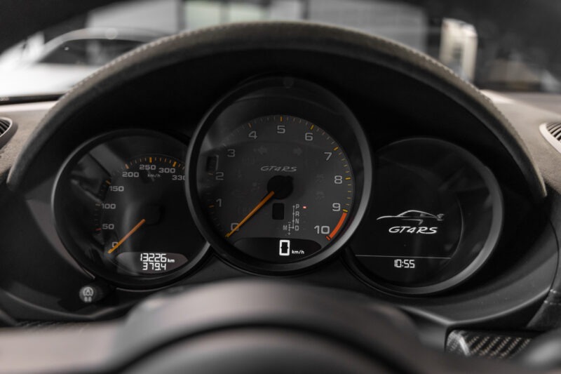 Volant – PORSCHE – 718 GT4RS – 2024 – Gris Argent GT – 12 900 km – 500 ch – Flat 6 Atmo – Transmission : Sequentielle – Origine France – Privaty Cars – Vente de voitures de prestige d’occasion proche de Nantes