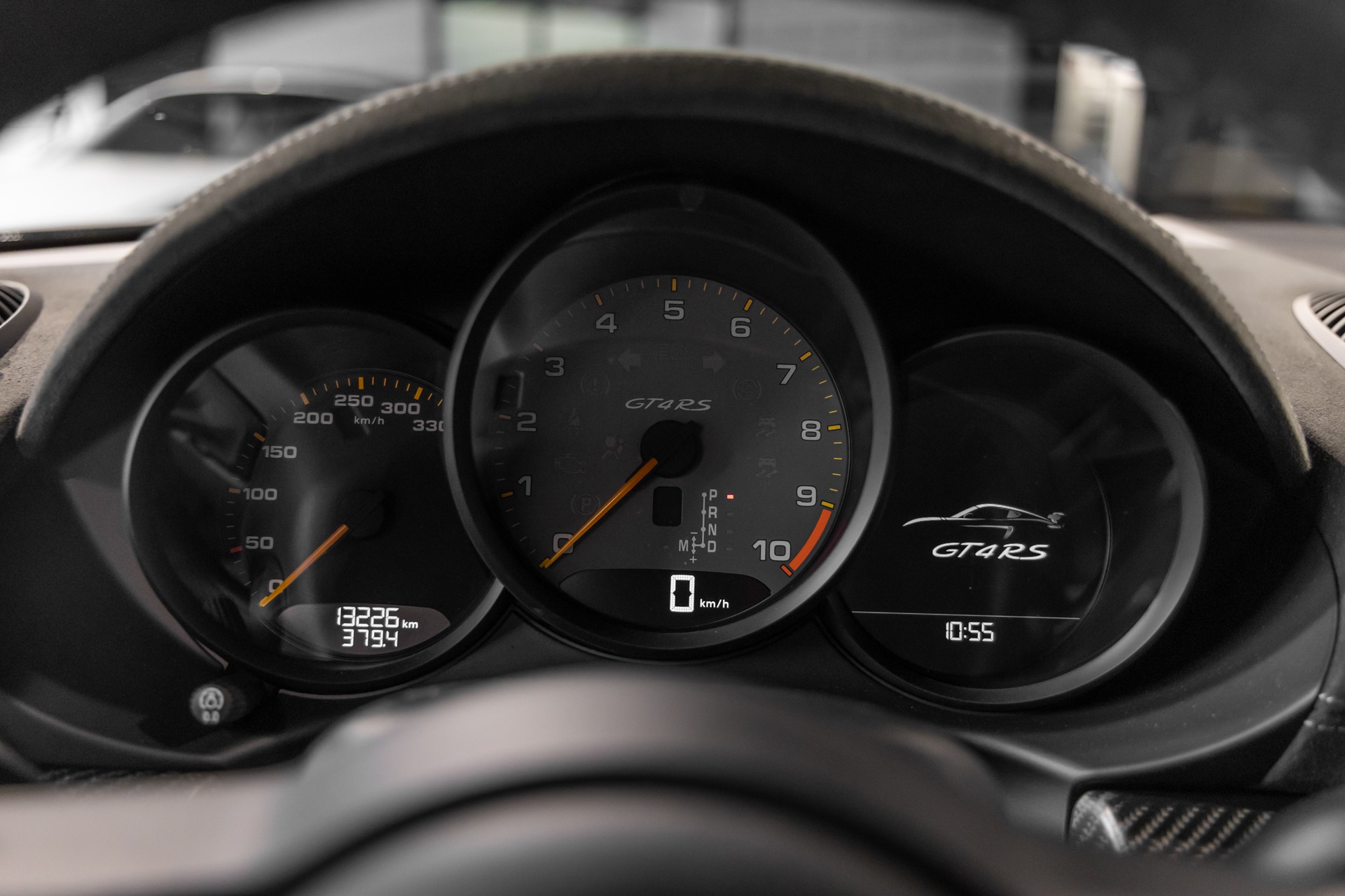 Volant – PORSCHE – 718 GT4RS – 2024 – Gris Argent GT – 12 900 km – 500 ch – Flat 6 Atmo – Transmission : Sequentielle – Origine France – Privaty Cars – Vente de voitures de prestige d’occasion proche de Nantes