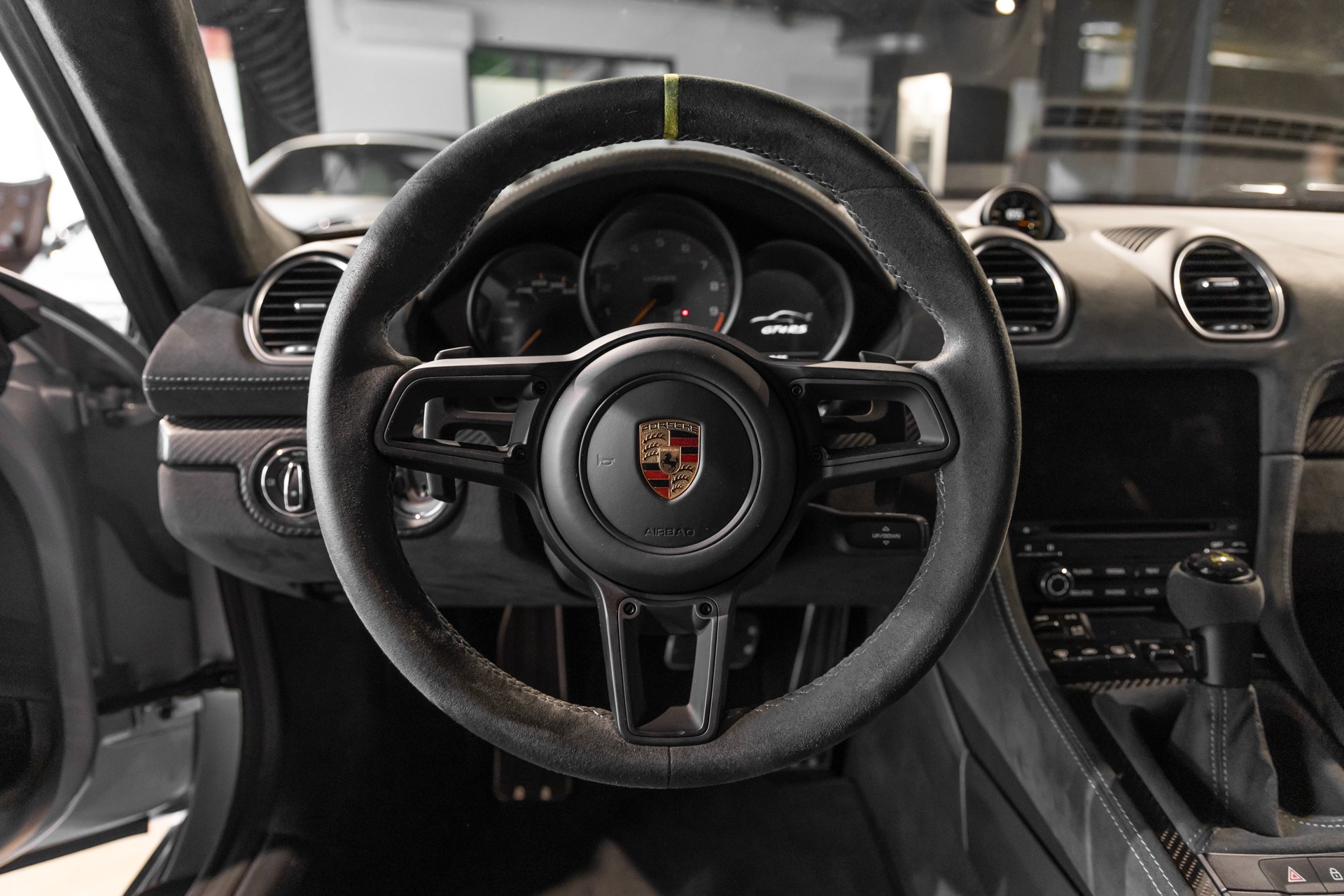Volant – PORSCHE – 718 GT4RS – 2024 – Gris Argent GT – 12 900 km – 500 ch – Flat 6 Atmo – Transmission : Sequentielle – Origine France – Privaty Cars – Vente de supercars d’occasion proche de Nantes