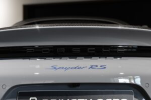 Logo arrière avec inscription – PORSCHE – 718 Spyder RS – 2025 – Gris Arctique – 4 500 km – 500 ch – Flat 6 Atmo – Transmission : Sequentielle – Origine France – Privaty Cars – Expert des modèles PORSCHE dans l’Ouest de la France