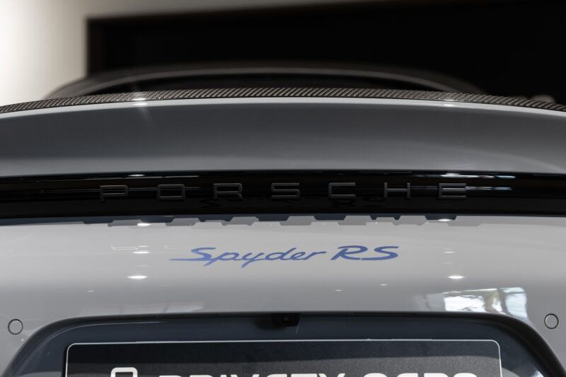 Logo arrière avec inscription – PORSCHE – 718 Spyder RS – 2025 – Gris Arctique – 4 500 km – 500 ch – Flat 6 Atmo – Transmission : Sequentielle – Origine France – Privaty Cars – Expert des modèles PORSCHE dans l’Ouest de la France