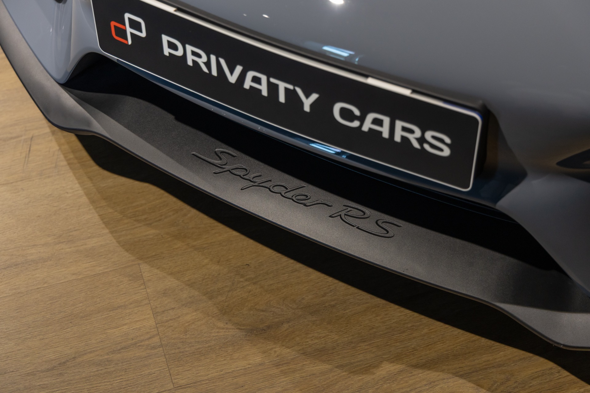 Carrosserie – PORSCHE – 718 Spyder RS – 2025 – Gris Arctique – 4 500 km – 500 ch – Flat 6 Atmo – Transmission : Sequentielle – Origine France – Privaty Cars – Dépôt-vente de voitures de sport et véhicules d’exception proche de Bordeaux