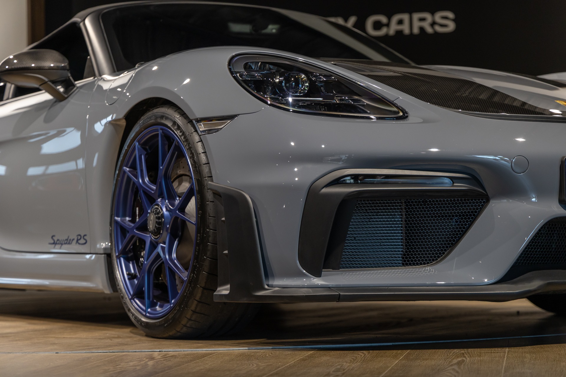 Carrosserie – PORSCHE – 718 Spyder RS – 2025 – Gris Arctique – 4 500 km – 500 ch – Flat 6 Atmo – Transmission : Sequentielle – Origine France – Privaty Cars – Rachat de Porsche et Ferrari d’occasion entre Bordeaux et Nantes